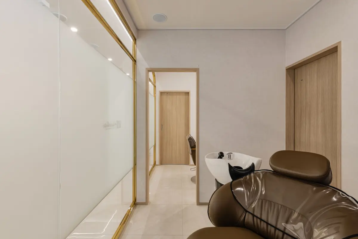 골드프레임 유리벽 프리미엄 샴푸룸 인테리어